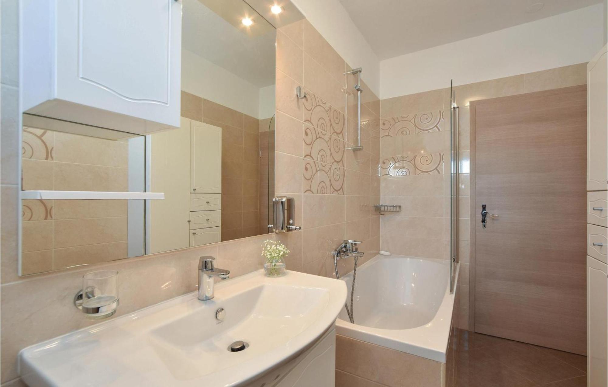 Lovely Home In Split With Jacuzzi Dış mekan fotoğraf
