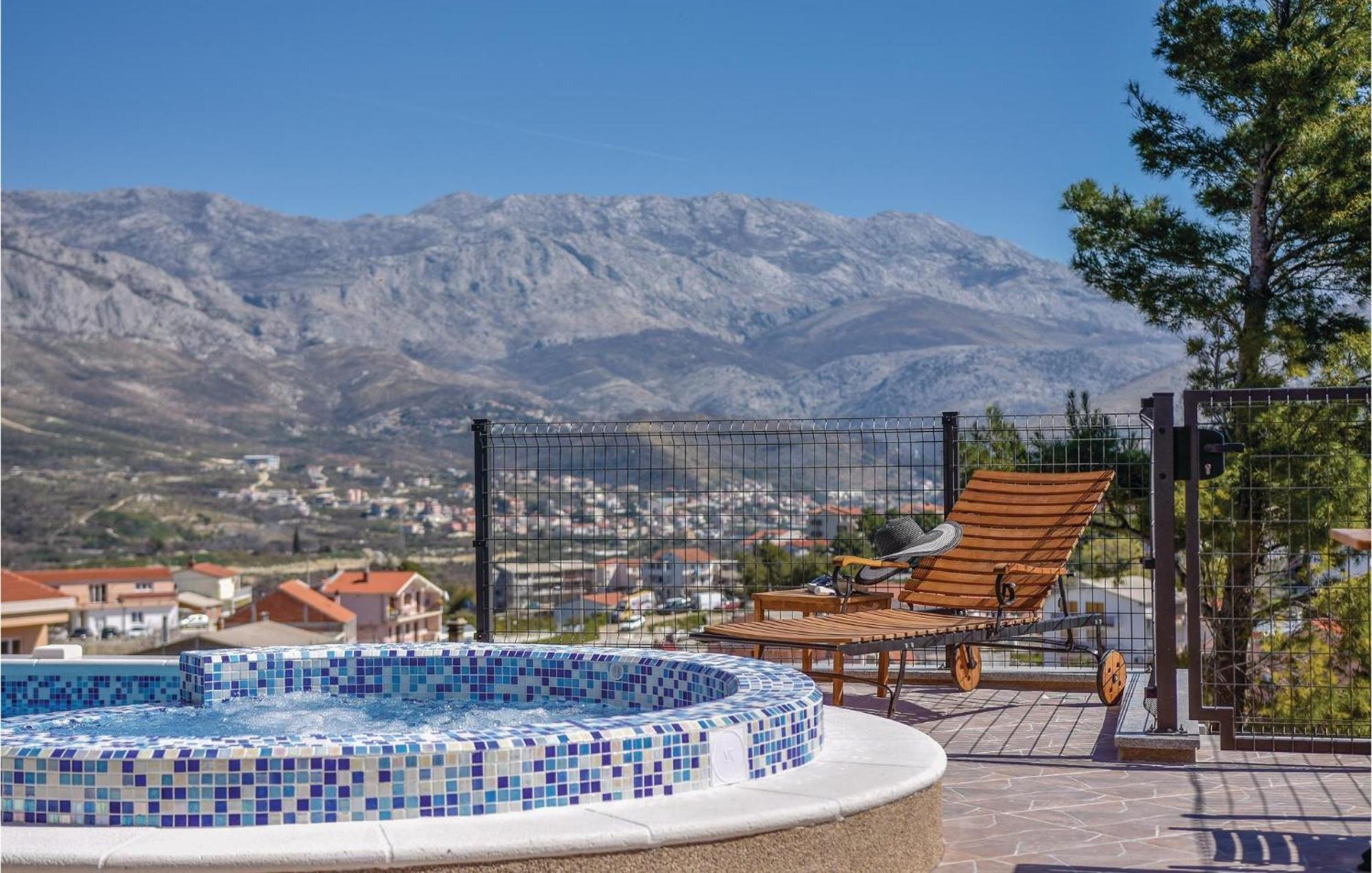 Lovely Home In Split With Jacuzzi Dış mekan fotoğraf